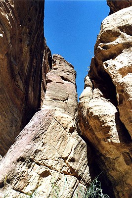 Felsenformationen in der Schlucht nach Petra