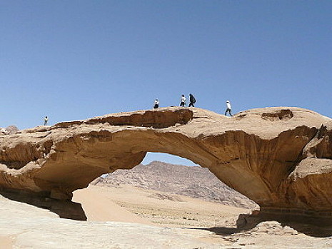 mitten im Wadi Rum- eine Felsbrücke